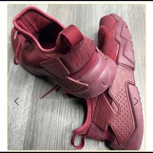 Nike Huarache size 6.5Y. Size 8-8.5W